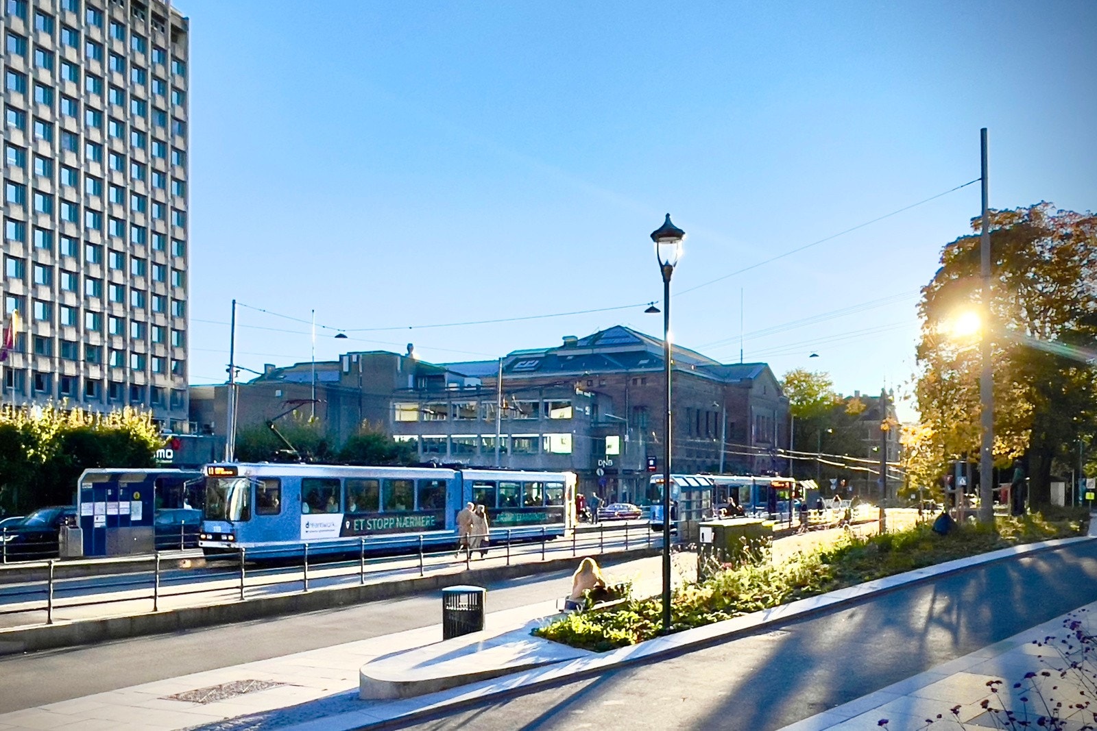 21 bussen stopper knapt 150 meter fra leiligheten, det er få minutters gange til kollektivknutepunktet Solli Plass med bussruter og trikkelinje Galleribilde