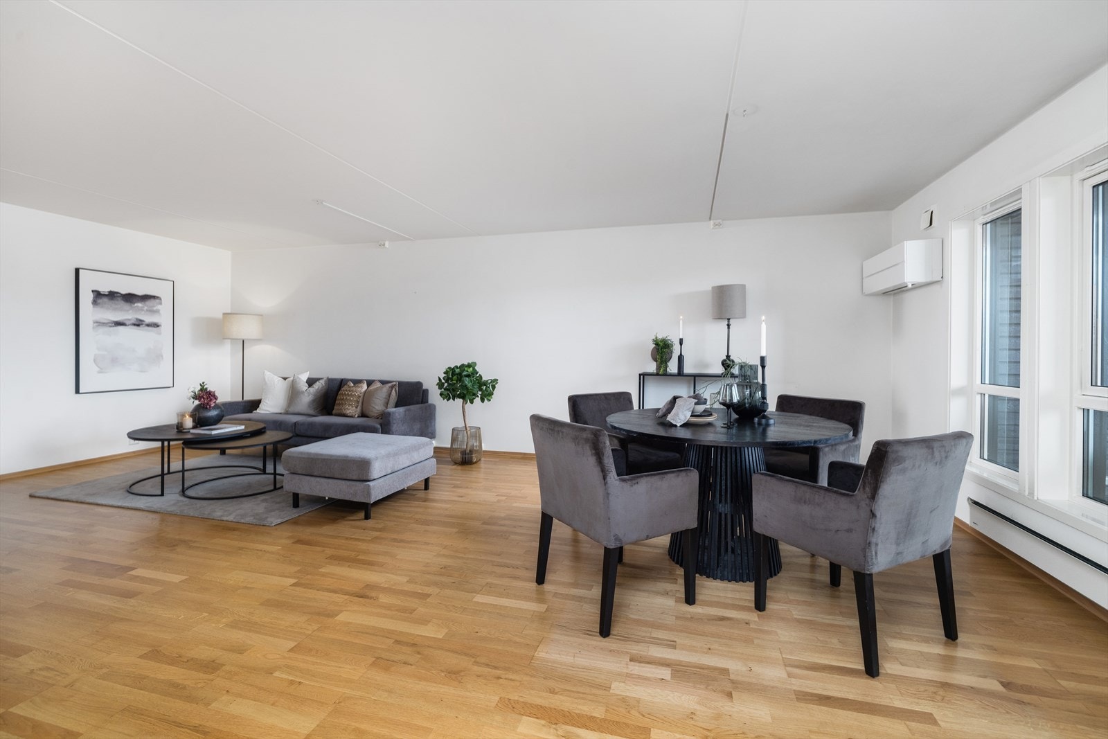 Det er god plass til møblering av både salong og spisestue. Galleribilde