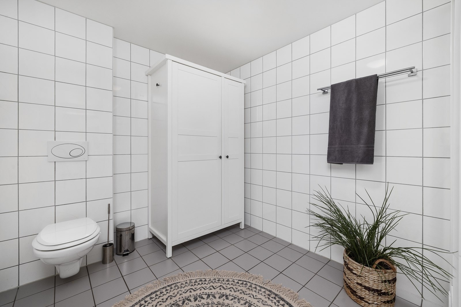 Badet er innredet med toalett, servant og dusjkabinett. Galleribilde