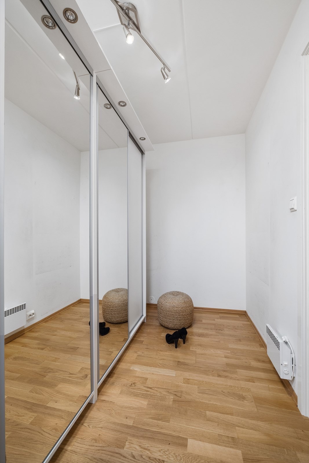 Hovedsoverommet har adkomst til egen bod/garderoberom med romslig skyvedørsgarderobe. Galleribilde