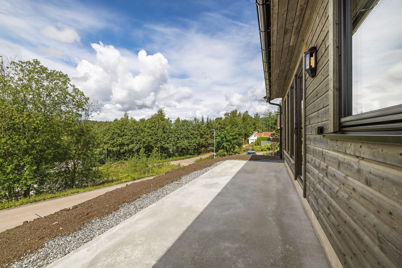 Solrik terrasseplatting med utgang fra stuen.jpg Galleribilde