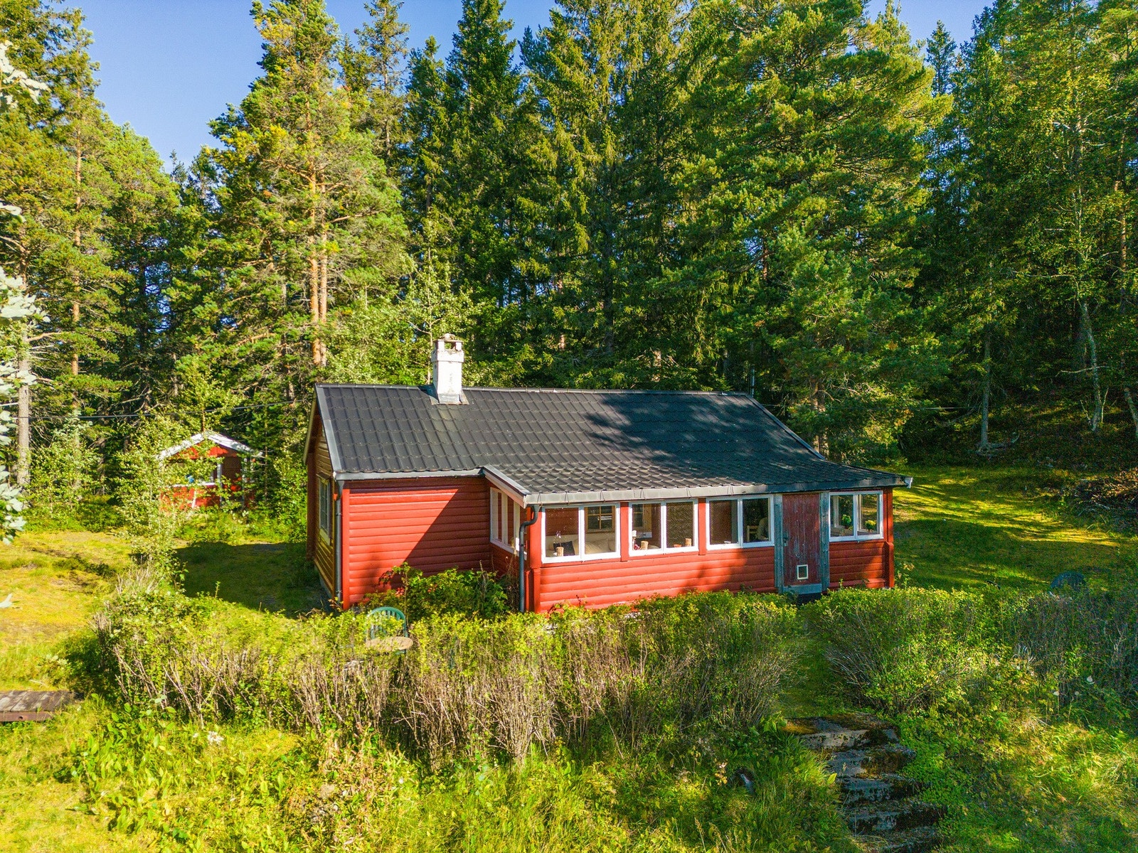 I hovedhytta finner du en koselig hagestue, kjøkken, stue, et soverom og gang. Galleribilde