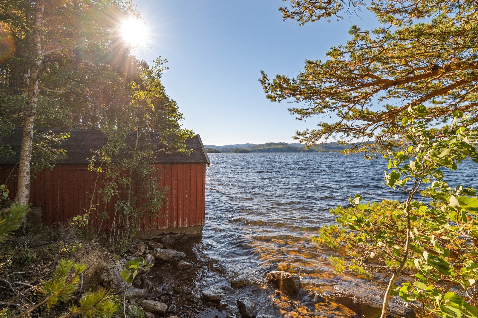 Eiendommen har også et eget naust som disponeres fritt. Galleribilde