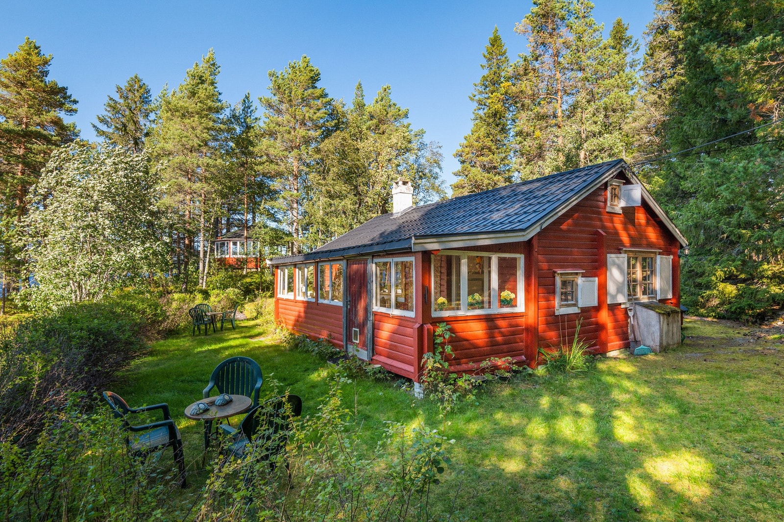 Utenfor hytta er det opparbeidet uteareal hvor du har god plass til for eksempel utemøbler. Galleribilde