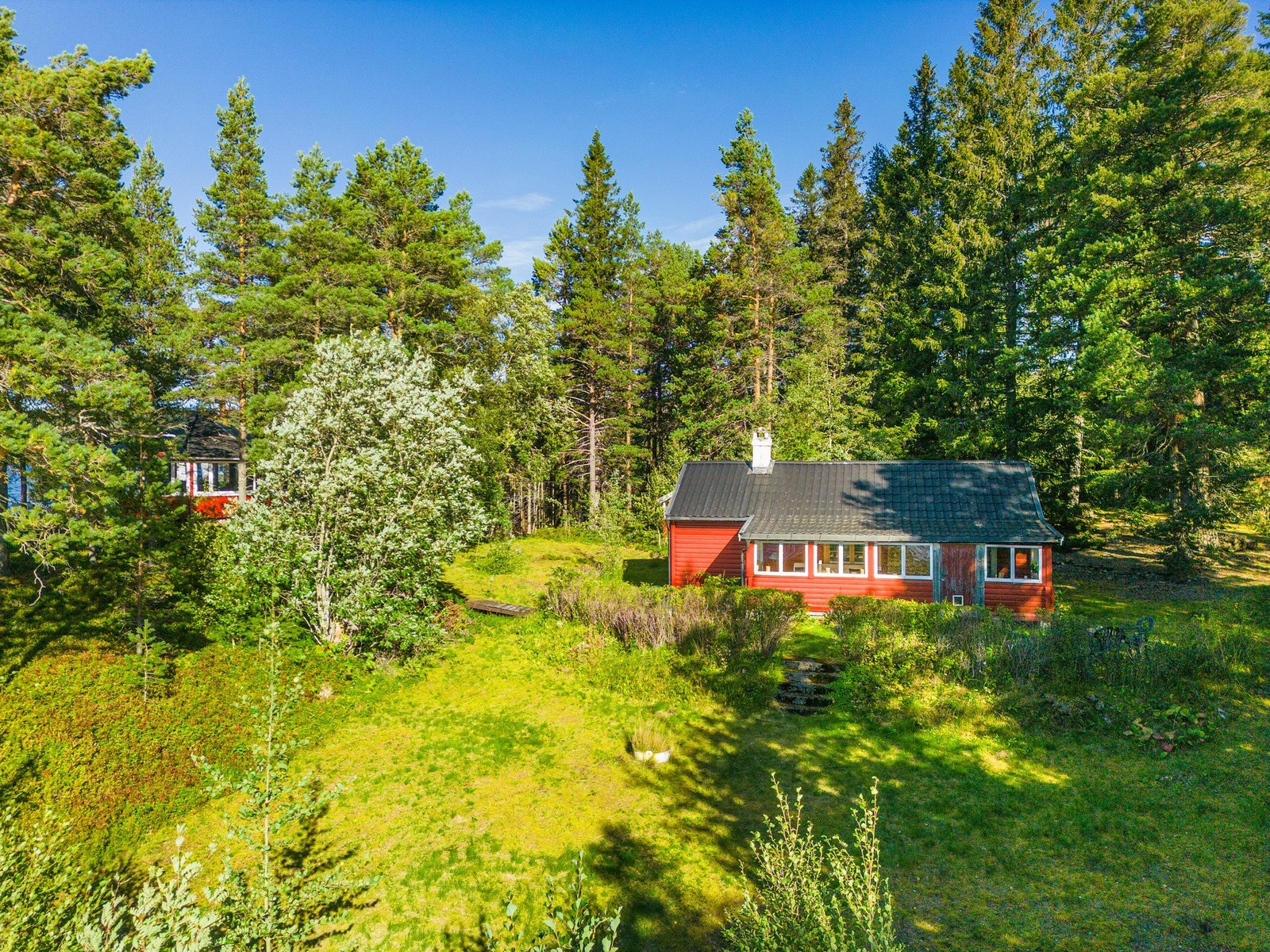 Hytta ligger på en liten høyde så det er etablert en liten trapp for enkel adkomst nedover mot brygga. Galleribilde