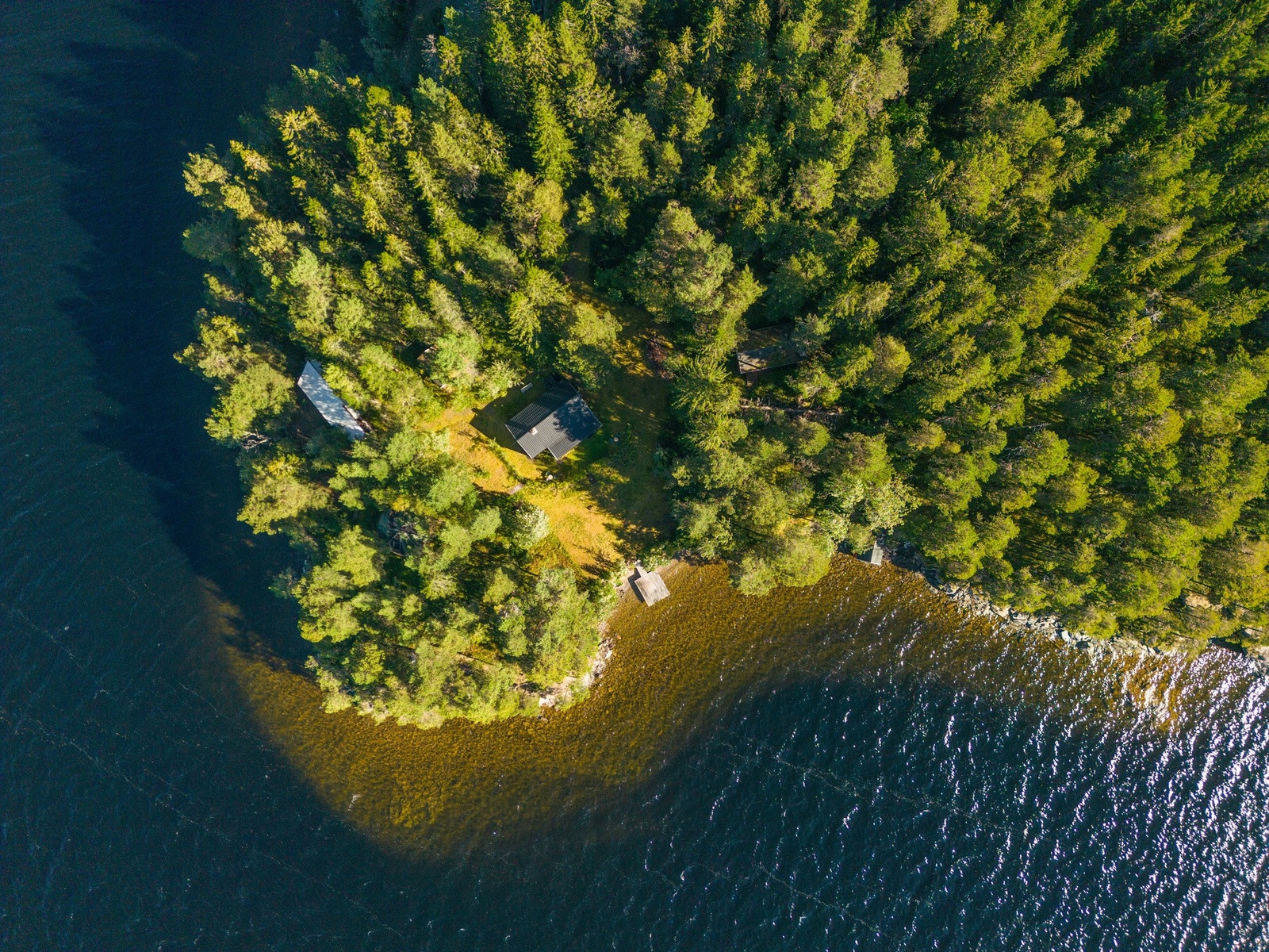 Den usjenerte tomten med egen strandlinje på ca. 200 meter er sørvendt og gir svært gode solforhold. Eiendommen har båt- og garnrett med gode fiskemuligheter. Galleribilde