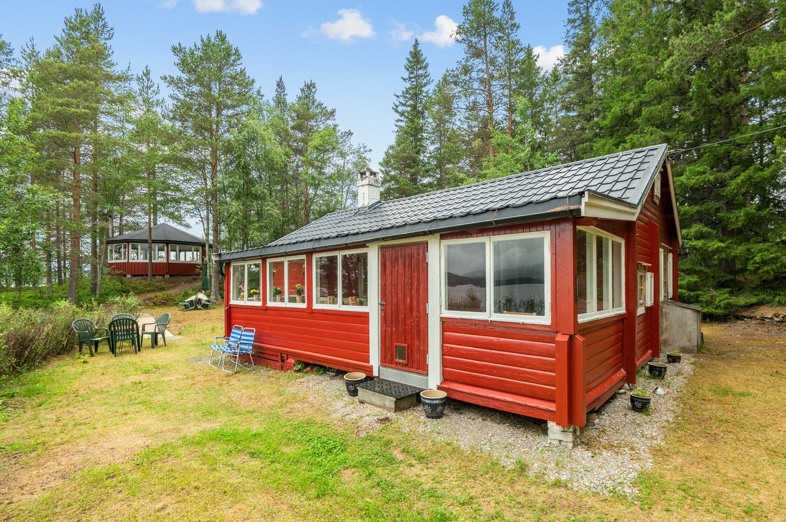 Eiendommen består av flere nyrenoverte bygg som bl.a. hovedhytte, paviljong og anneks. Galleribilde