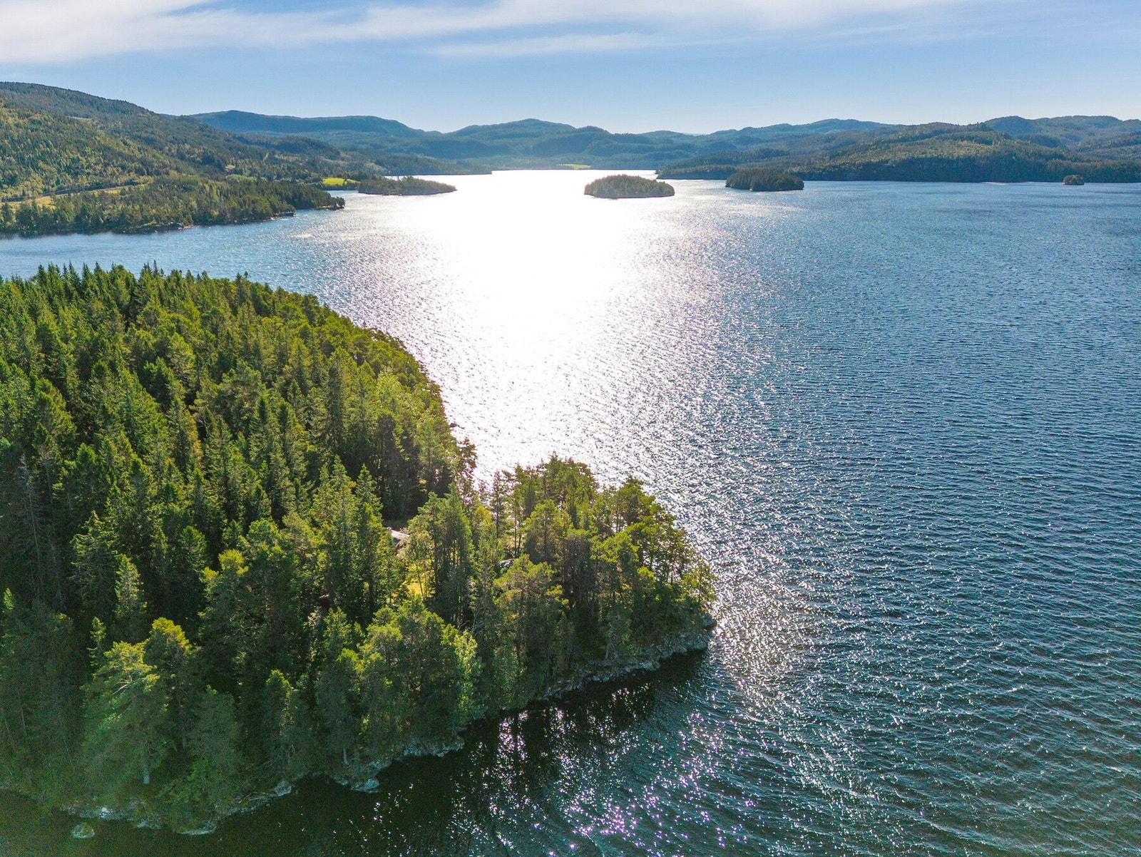 Fra eiendommen har du nydelig utsikt utover Jonsvatnet. Galleribilde