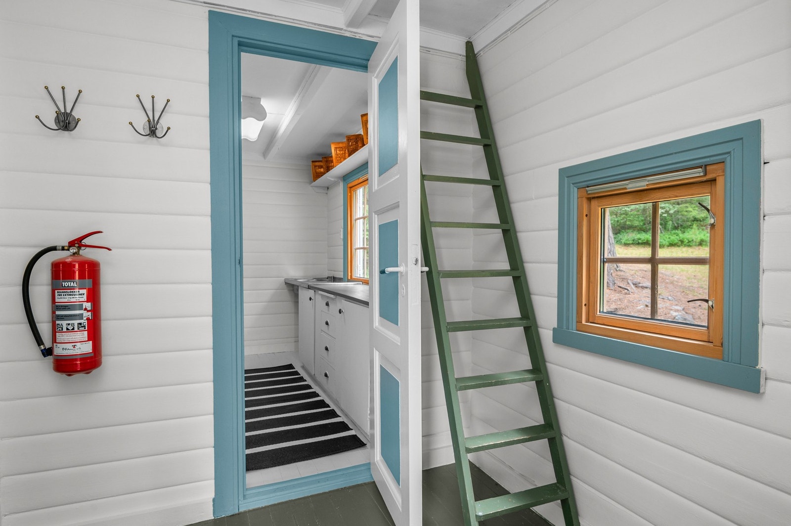 Gang i hovedhytte med stige opp til loft/hems med ekstra mulighet for soveplasser. Galleribilde