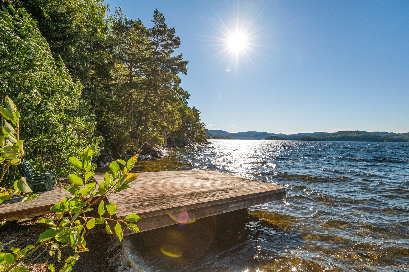 Det er privat brygge som tilhører eiendommen. Perfekt å ligge å sole seg på under varme sommerdager. Galleribilde