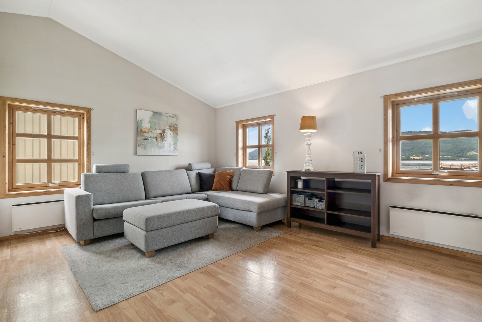 Romslig loftstue Galleribilde