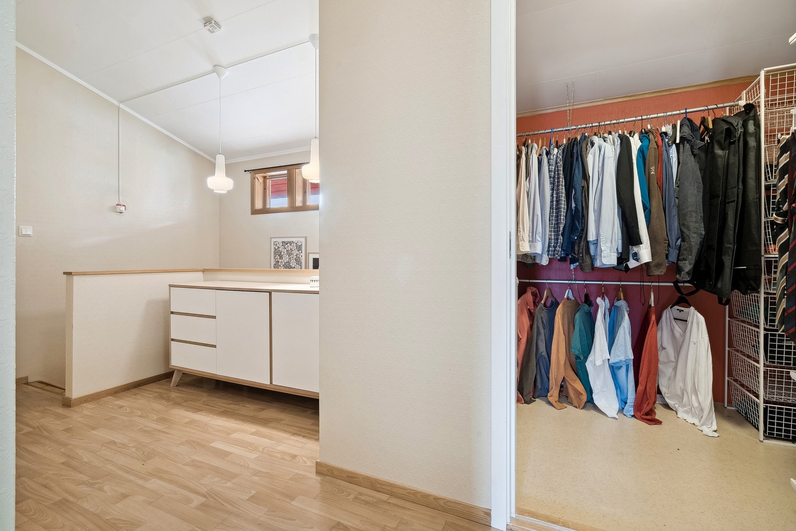 Praktisk garderobe i 2.etasje Galleribilde