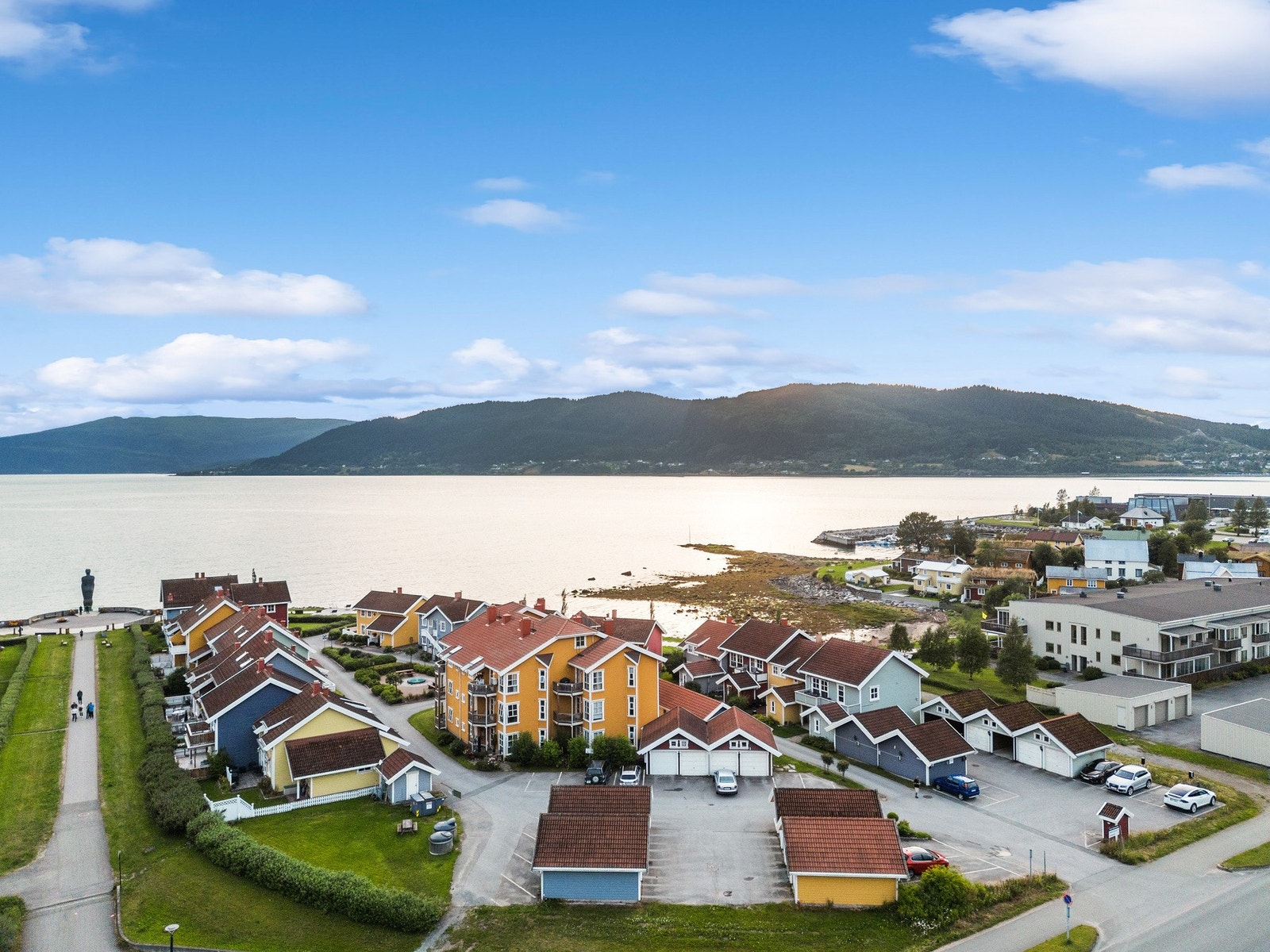 Dronebilde av boligen og nærområdet Galleribilde