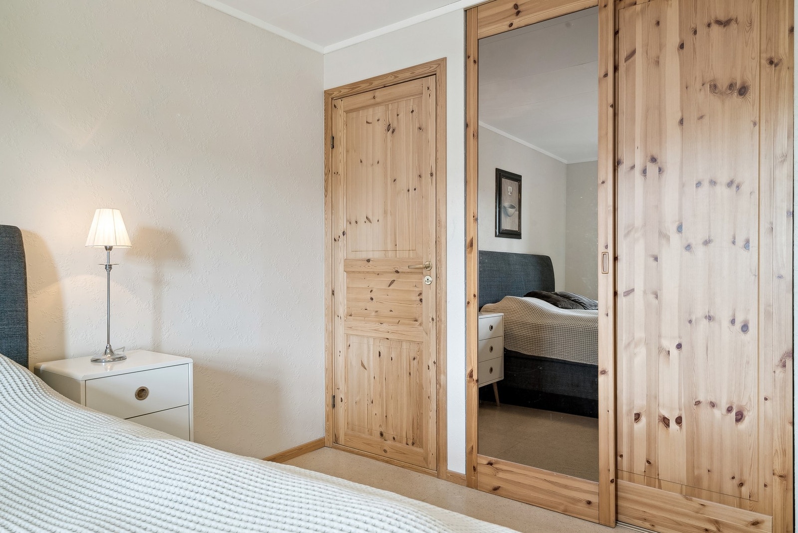 Skyvedørsgarderobe på soverommet Galleribilde