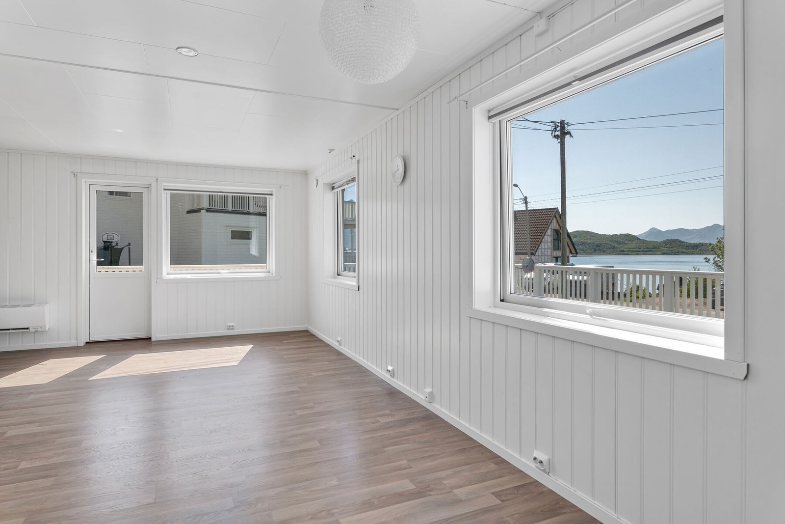 Stuen er lys og romslig, og har gode møbleringsmuligheter for både TV stue og spisestue Galleribilde