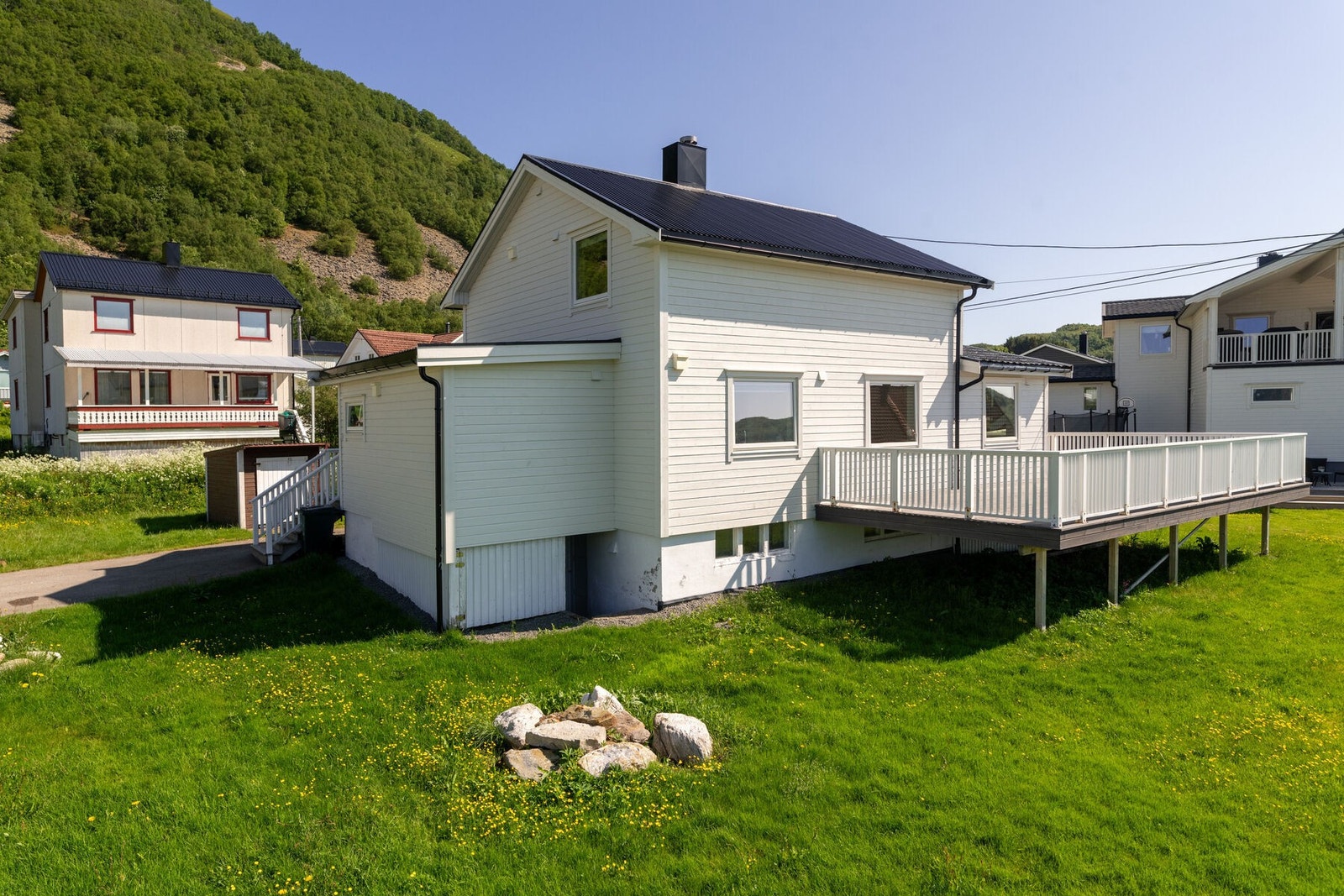 Velkommen til Nordsandsveien 1! Enebolig over tre plan med 4 soverom, god solgang og tilhørende uthus Galleribilde