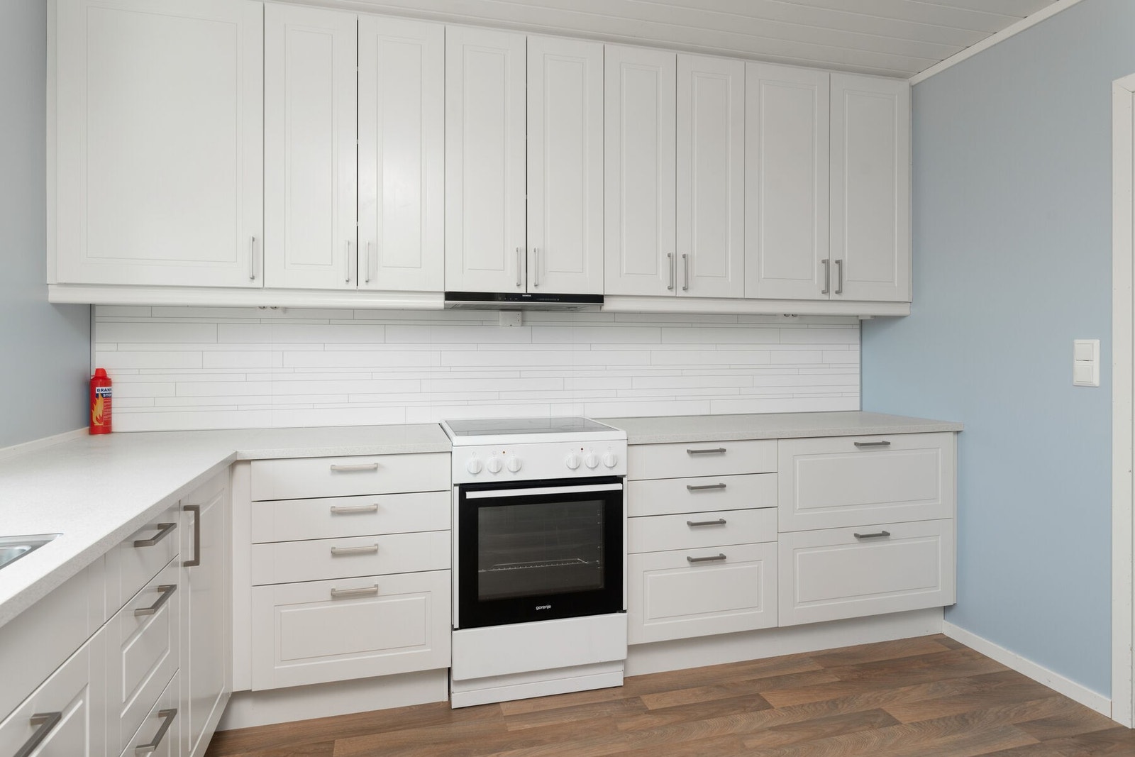 Godt med skap- og benkeplass på kjøkkenet Galleribilde