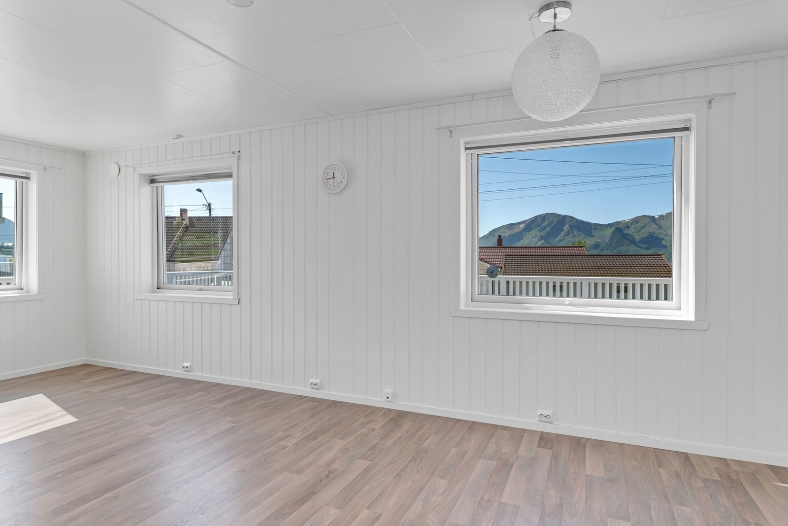 Boligen ble totalrenovert i 2017 og fremstår moderne med tidsriktige overflater Galleribilde