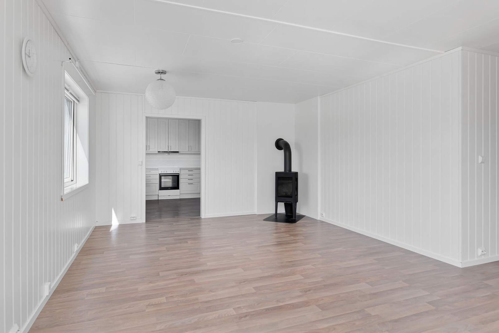 Fra stuen er det adkomst til kjøkkenet - vedovn fra 2017 Galleribilde