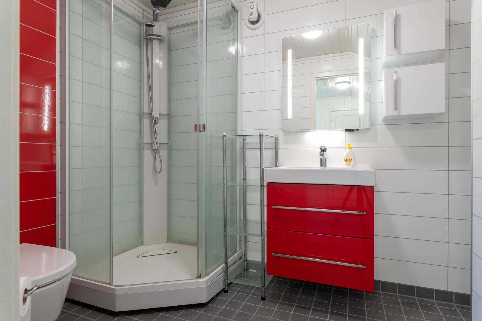 Pent, totalrenovert bad utstyrt med dusjkabinett, vegghengt toalett og servantmøbler. Varmekabler i gulvet. Galleribilde