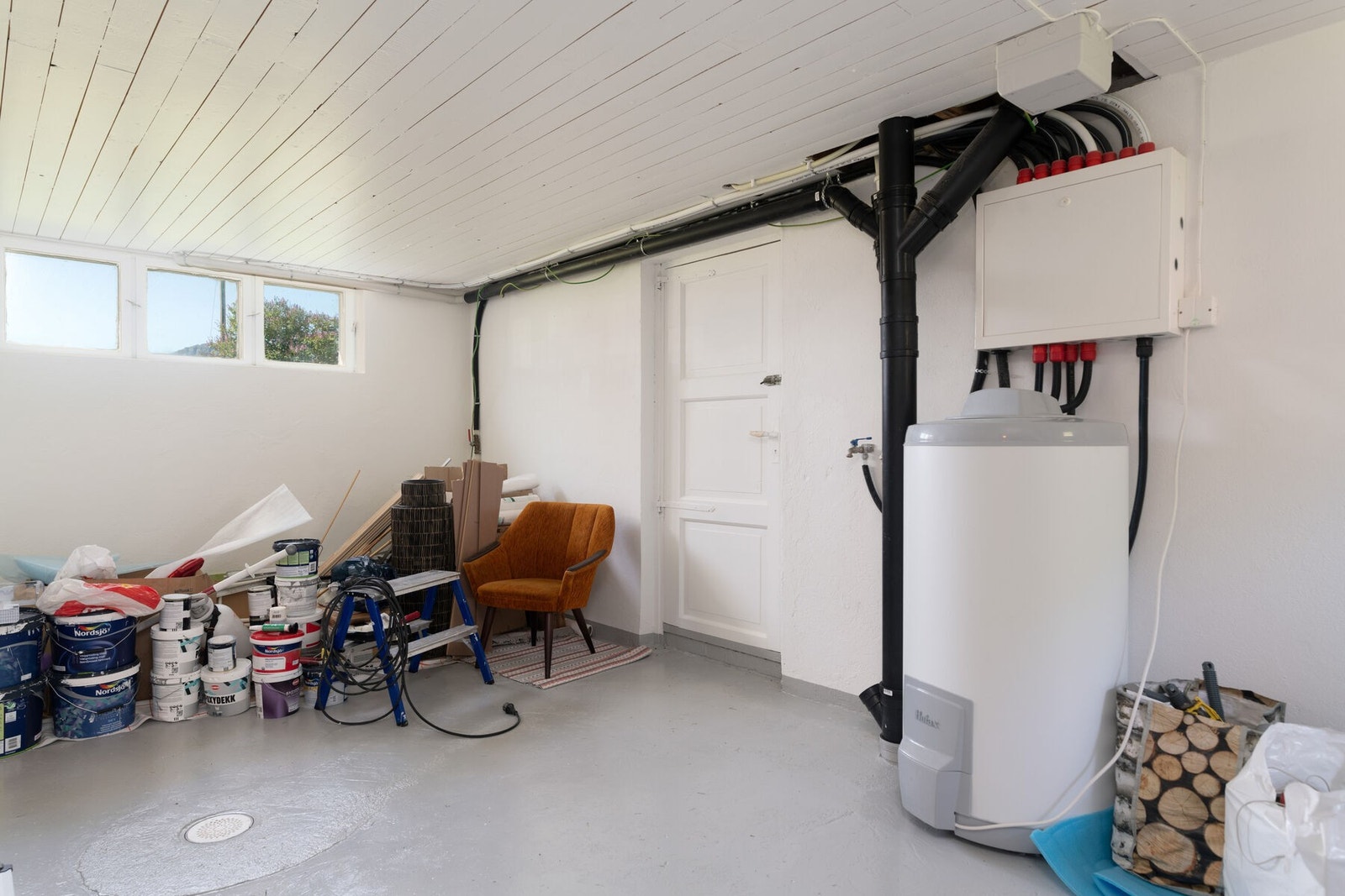 Disponibelt rom i underetasjen med egen ytterdør Galleribilde