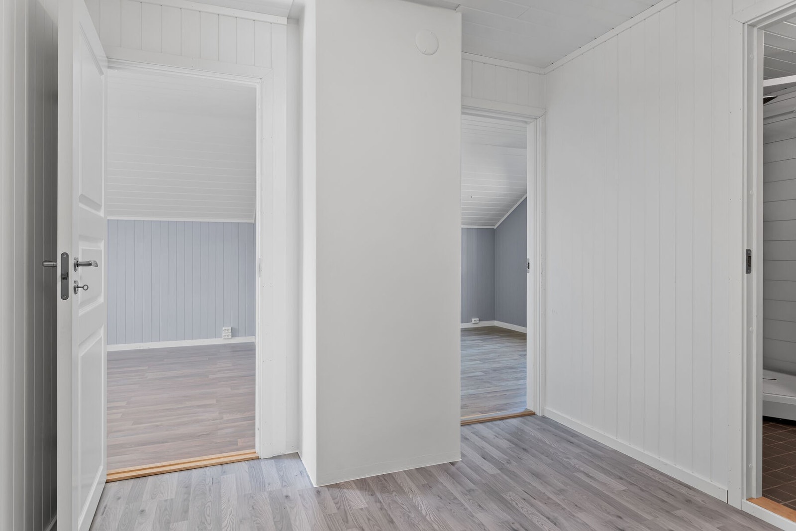 Fra gangen i 2. etasje er det adkomst til tre soverom og et bad Galleribilde