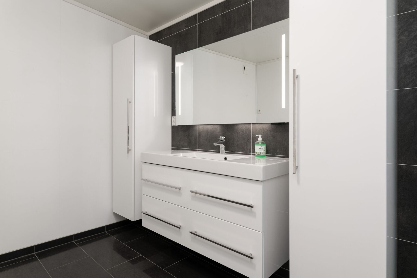 Moderne bad med varmekabler i gulvet - totalrenovert i 2017 Galleribilde