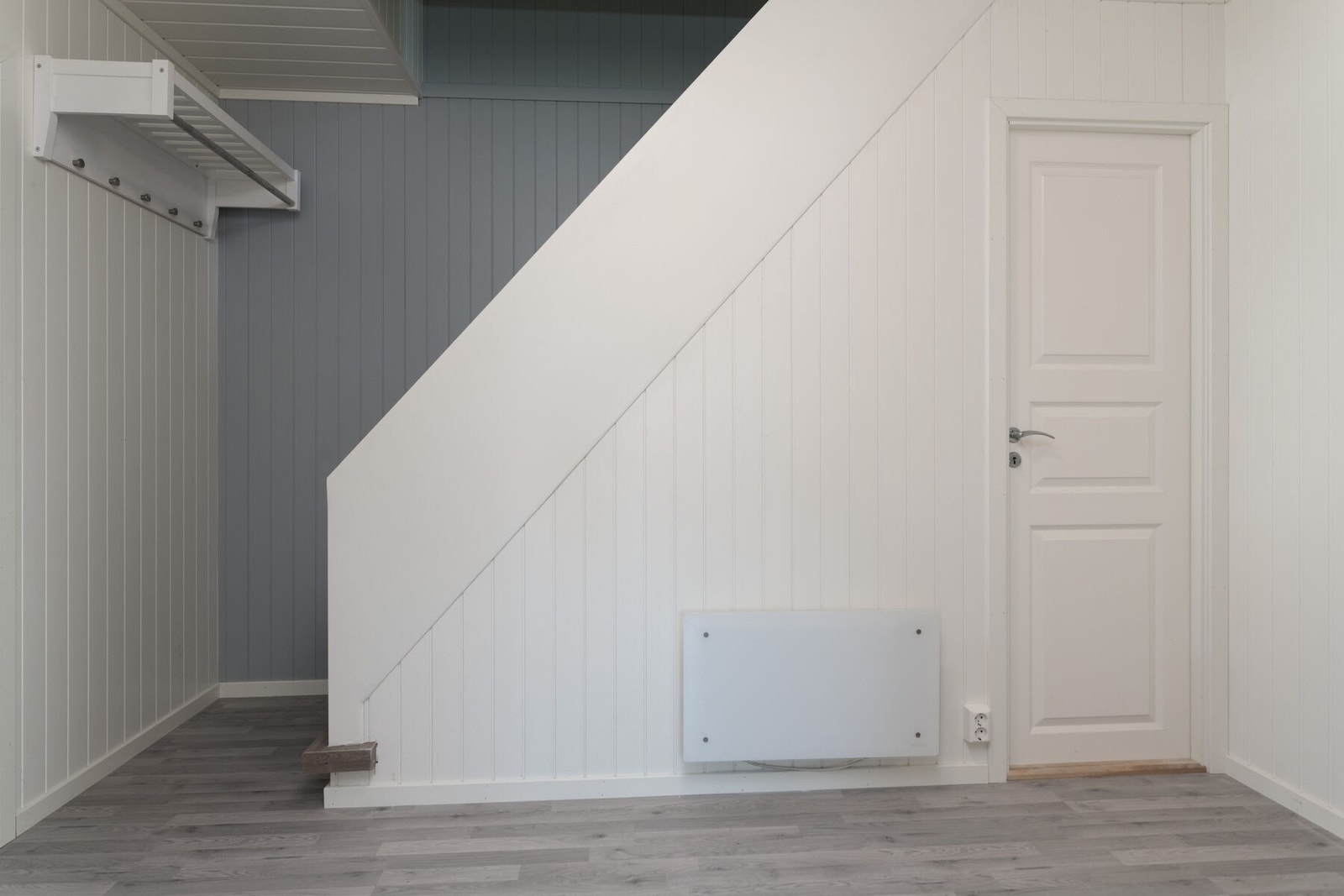 Fra gangen er det adkomst til 2. etasje og underetasjen Galleribilde