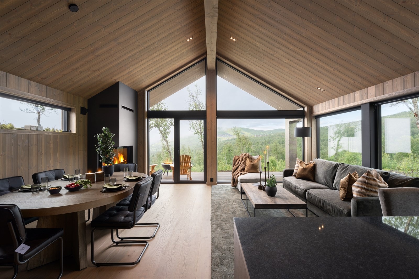 Flott utsikt mot Havsdalen fra de store stuevinduene som også gir godt med lysinslipp Galleribilde