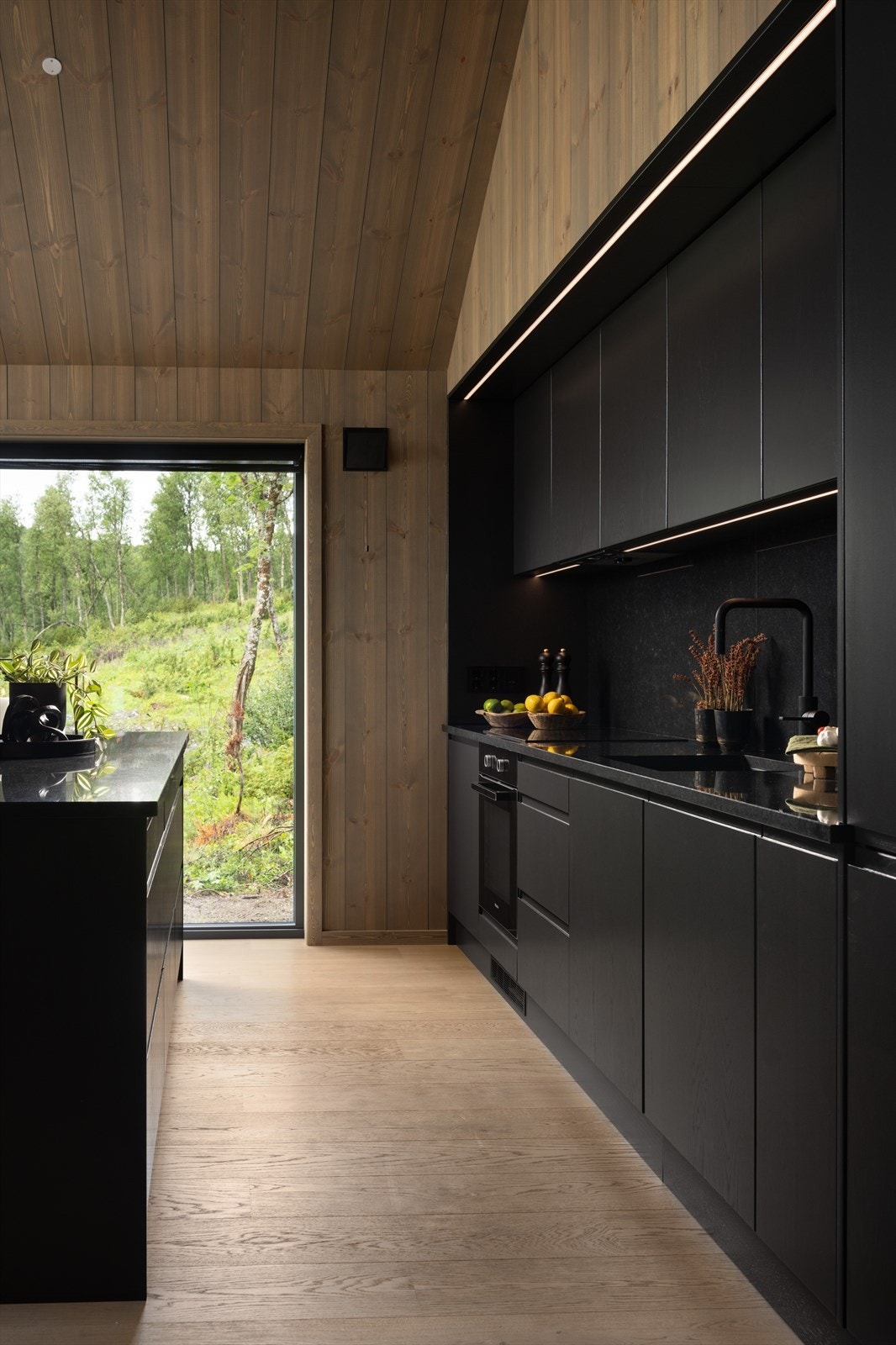 Håndlaget kjøkkeninnredning av Fjellmøbler fra Ål, med benkeplater i stein Galleribilde