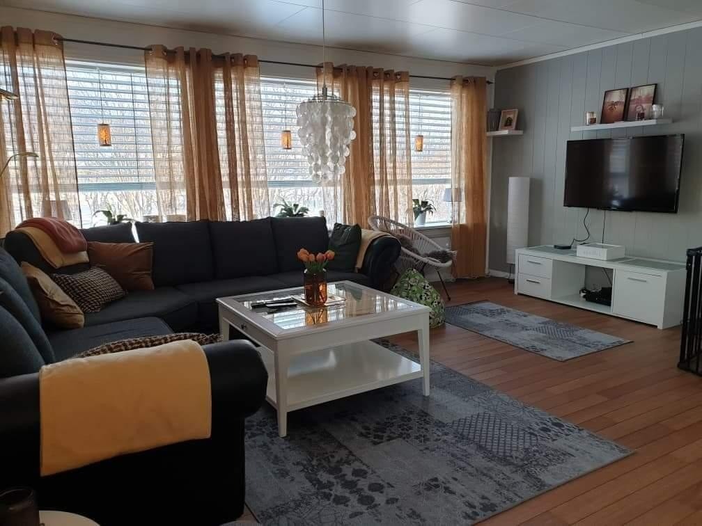 Stue på hoveplan med plass til sofa og tv med tilhørende møblement Galleribilde