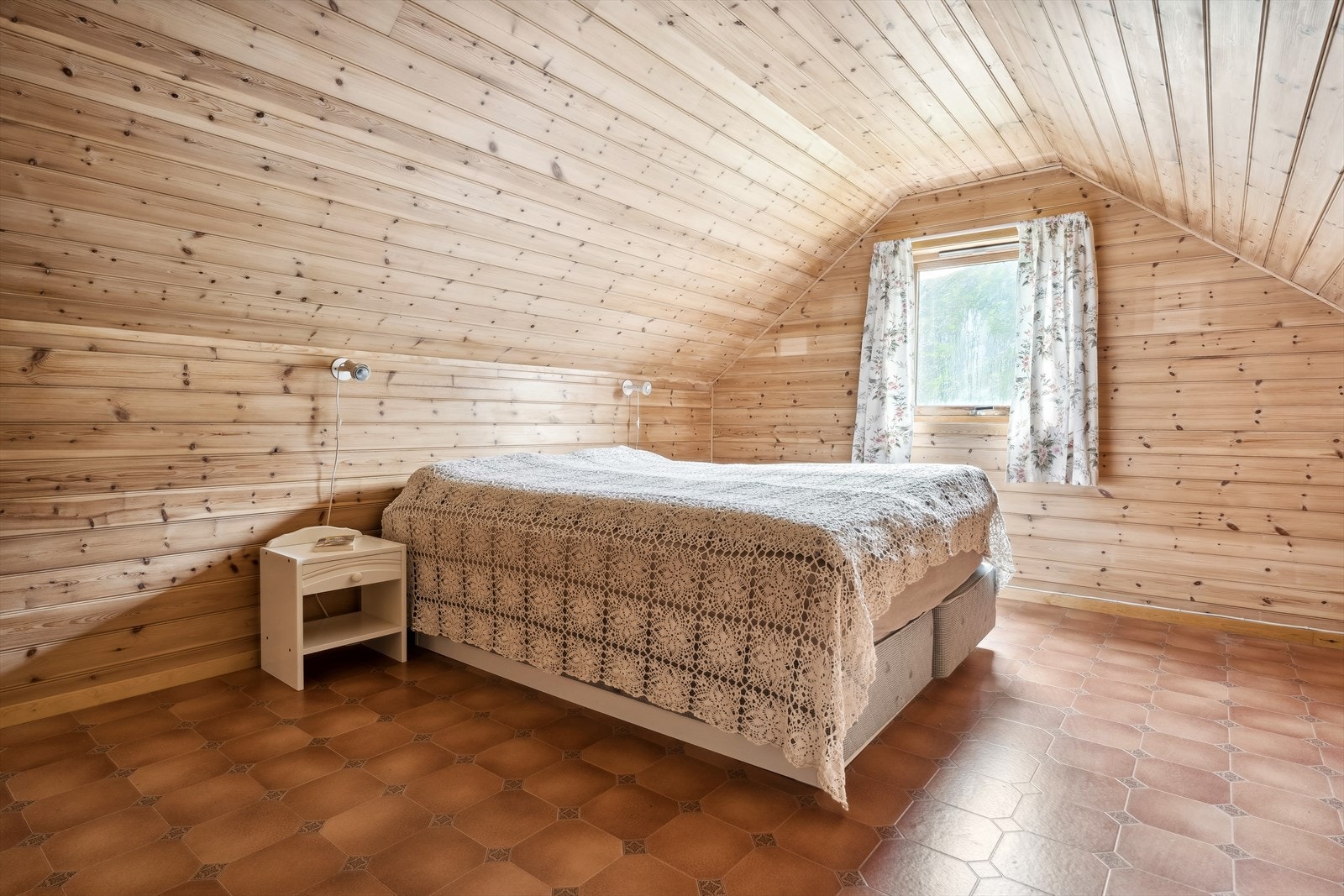 Det største soverommet ligg i 2.etg, med god plass til dobbeltseng og garderobeløysingar. Galleribilde