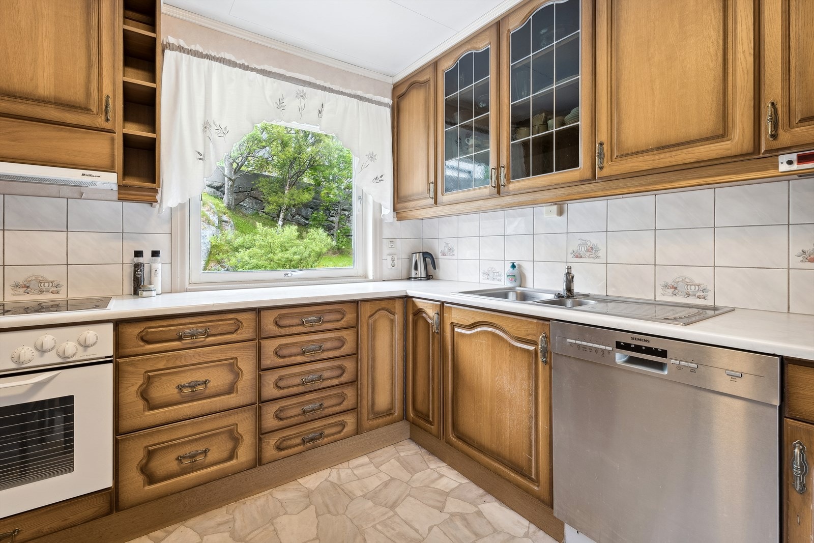 Vindauge på kjøkkenet gjev fin oversikt over tunet medan ein kokkelerer. Galleribilde