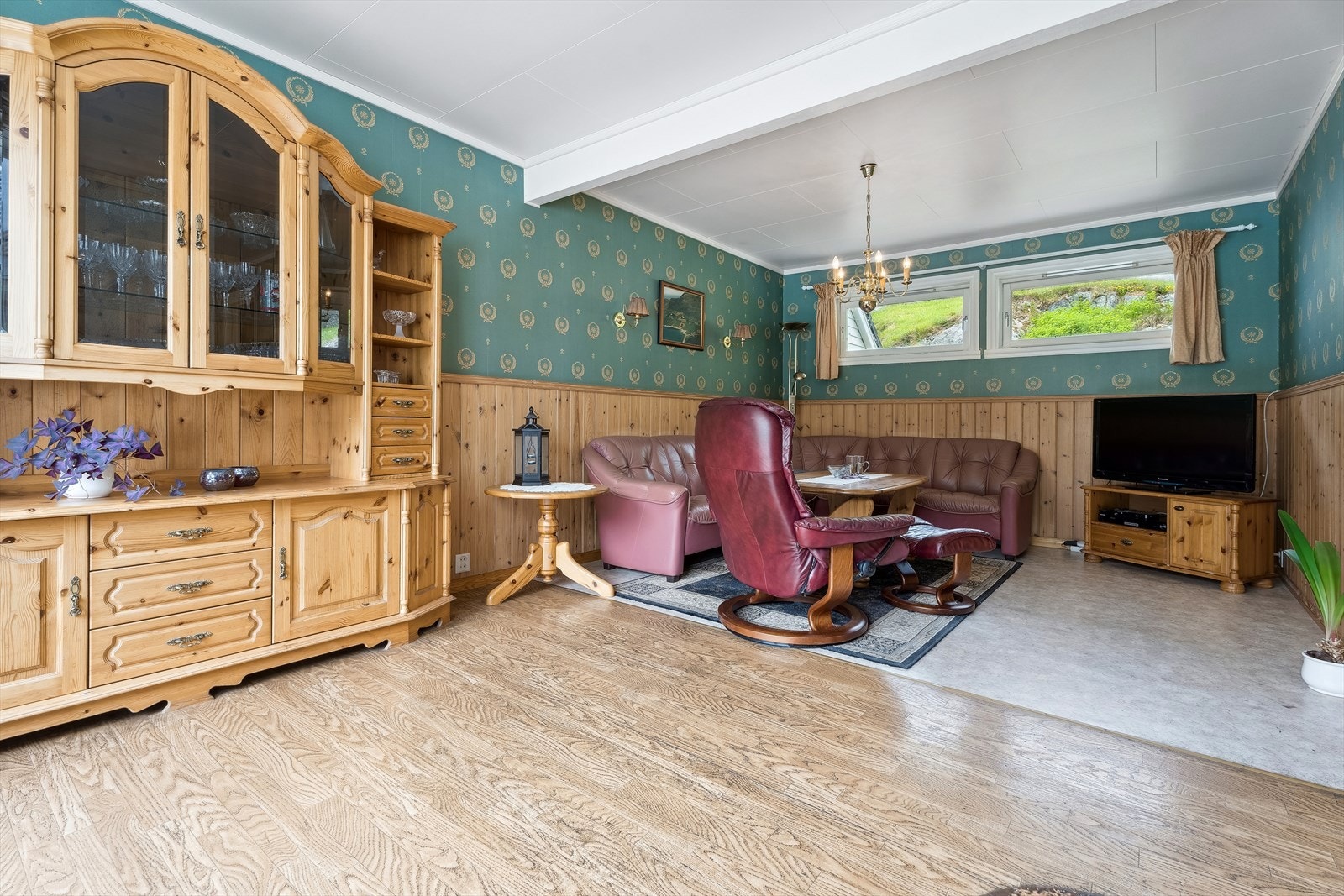 Stova er vinkelforma, med gode moglegheiter for møblering i ulike sosiale soner. Galleribilde