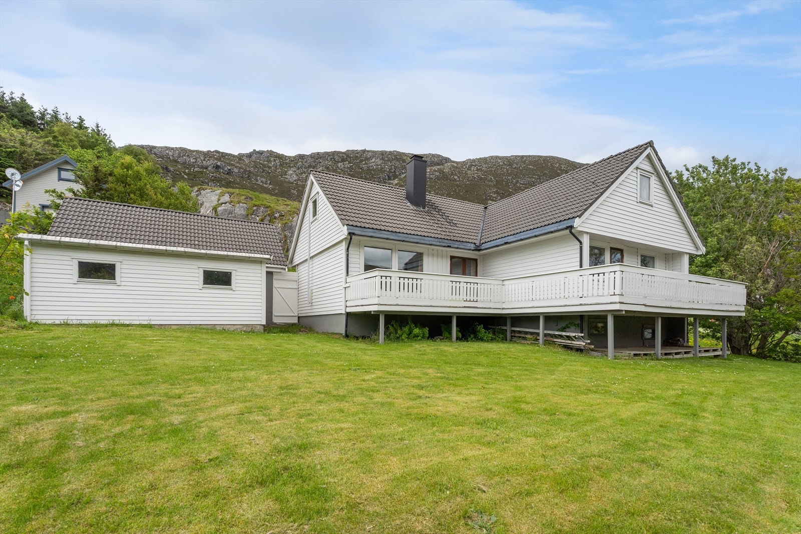 Romsleg, flatt og fint plenområde i framkant av bustaden - her har både små og store god boltreplass for utandørs aktivitetar, leik og moro. Galleribilde