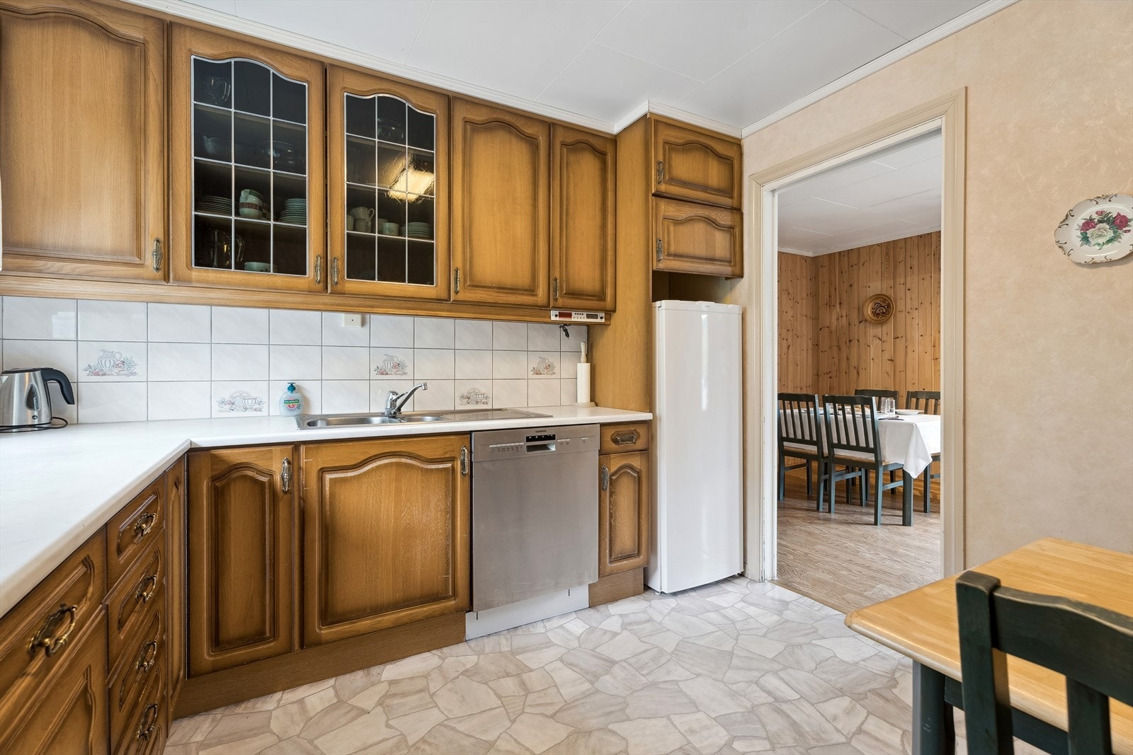 Kjøkkenet ligg skjerma frå stove, men samtidig i nær og fin tilknytning. Galleribilde