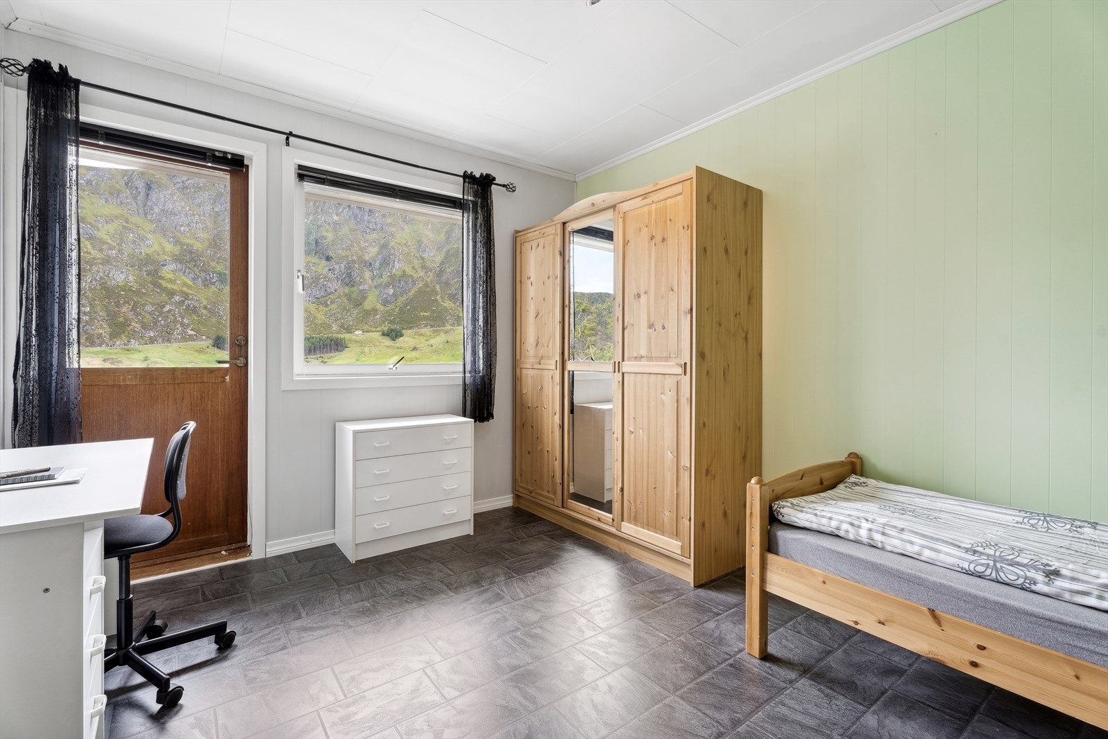 Dette soverommet har eigen utgang til terrasse. Galleribilde