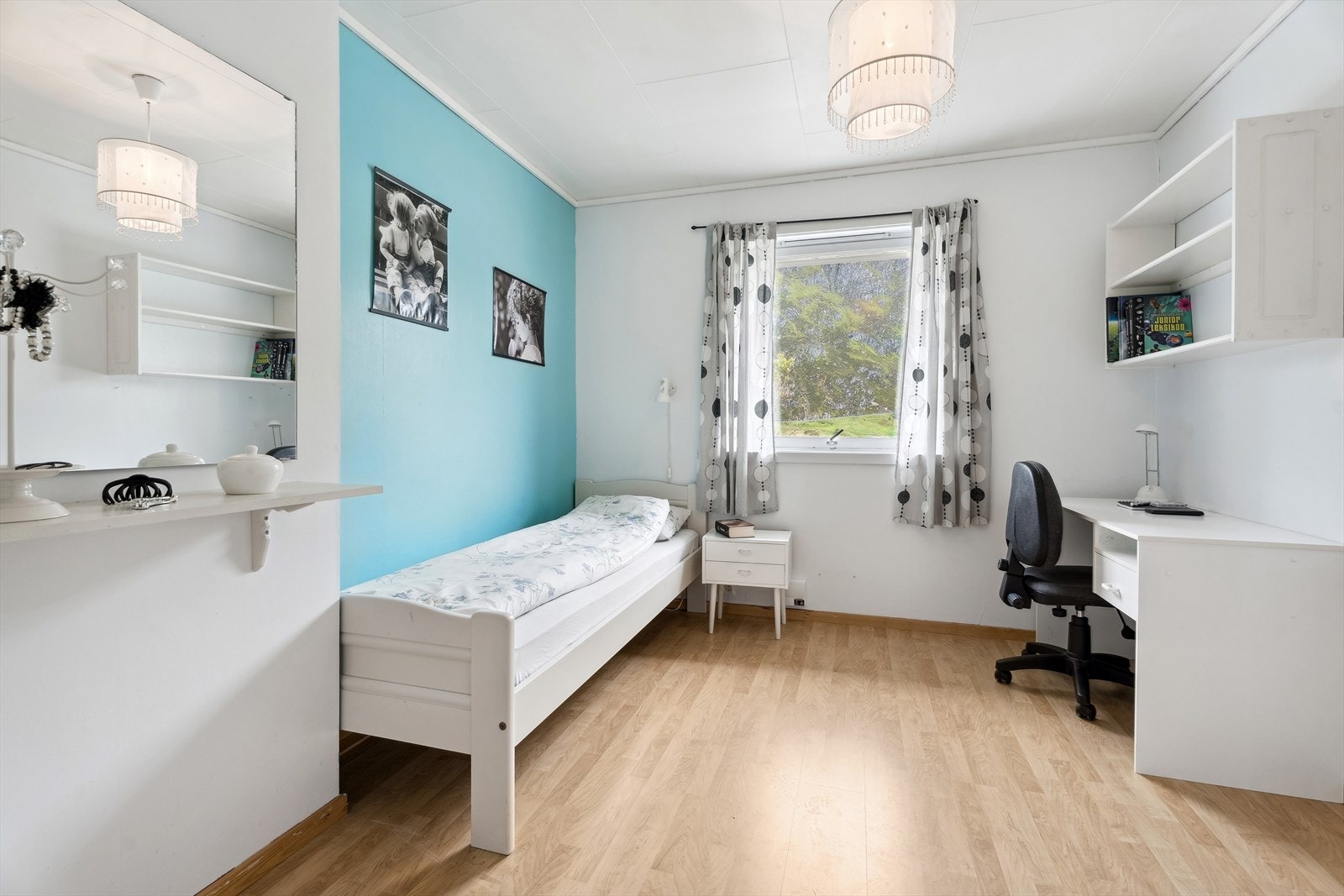 Alle soveromma er av god størrelse, med plass til det ein treng av soveromsmøblement. Galleribilde