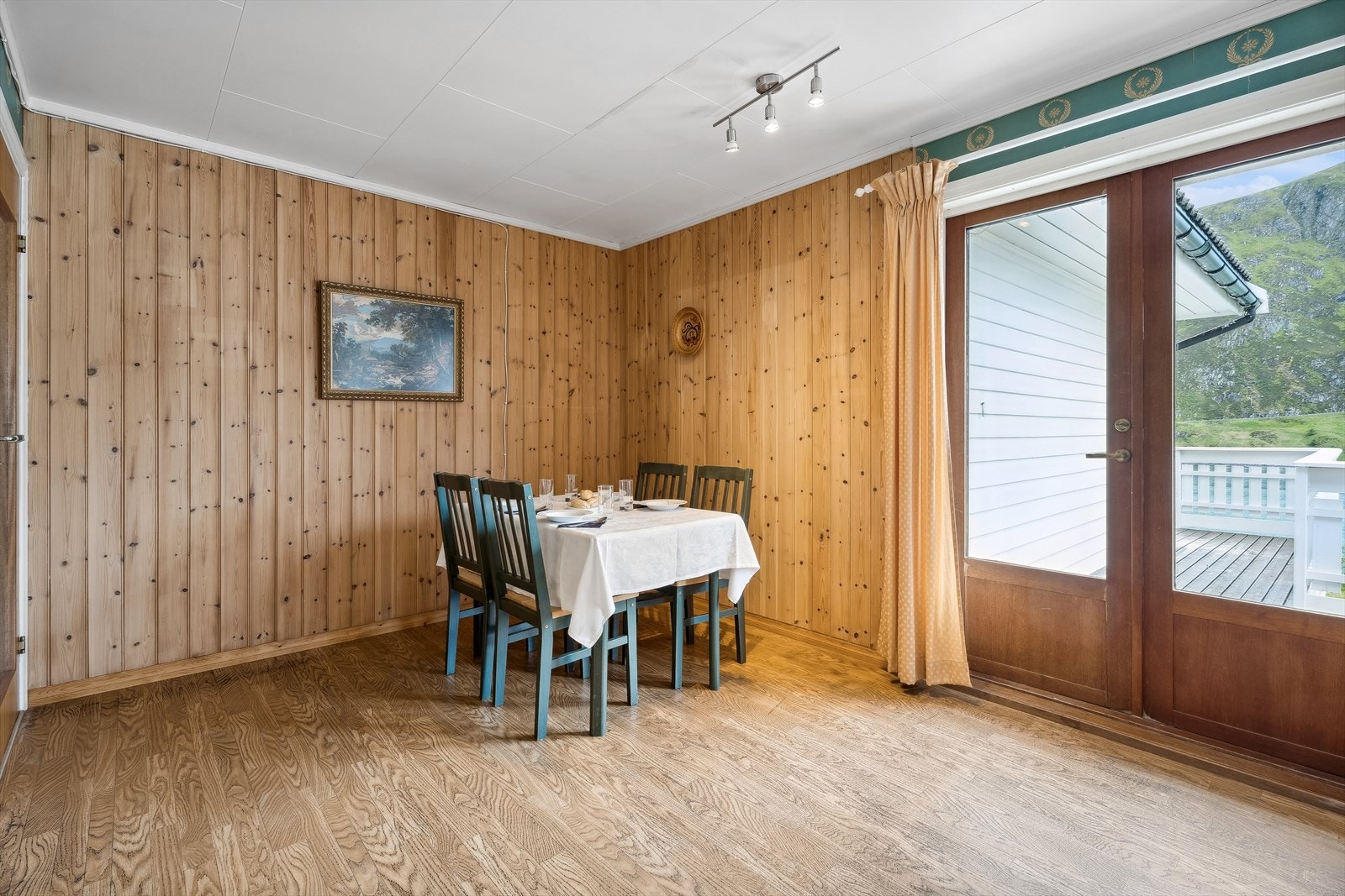 Spisebordet finn si naturlege plassering mellom stove og kjøkken. Galleribilde