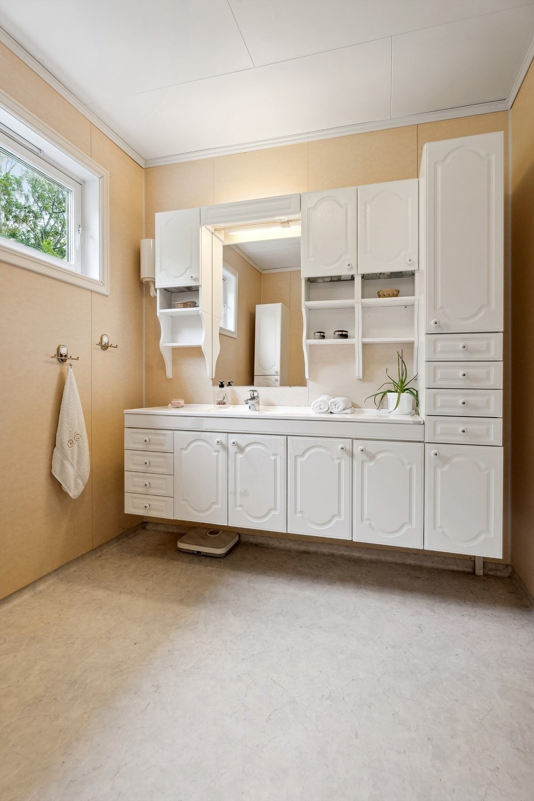 Bader er lyst og nøytralt, som gjer det enkelt å friske opp med fargerike handdukar og sette sitt personlige preg. Galleribilde