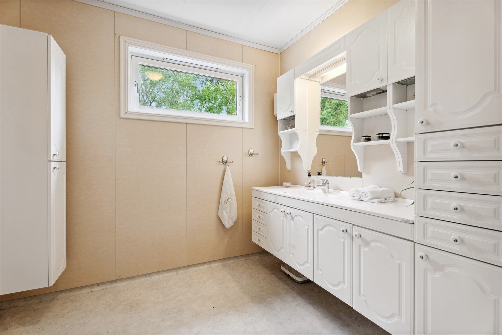 Badet har godt utbygd baderomsinnreiing med mykje oppbevaringsplass - her kan heile familien ha kvar sine skuffer og skap. Galleribilde