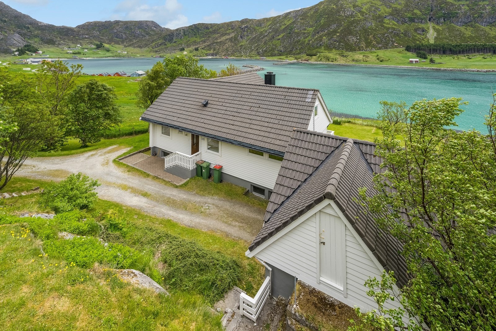Stor garasje med snikkarbod og loft - gjev god plass for både parkering og lagring av utstyr, vektøy og det ein måtte ha behov for. Galleribilde