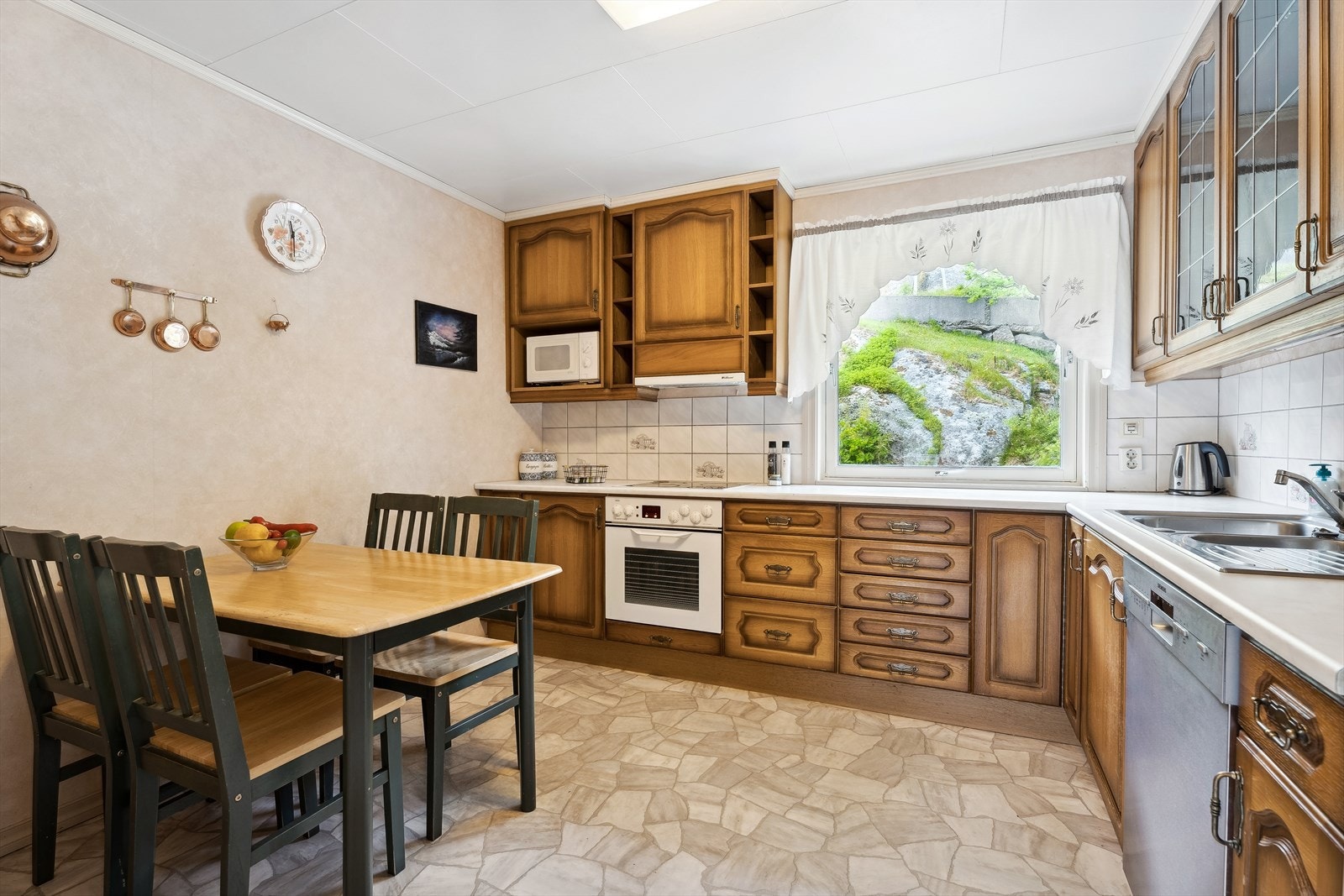 Eit romsleg og godt kjøkken med god skap- og benkeplass med overskap til himling. Galleribilde