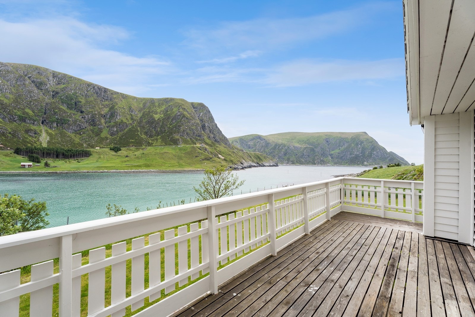 Frå terrassen har ein fantastisk flott utsikt mot Vestkapp, Honningsvågen og fjella i kring. Galleribilde