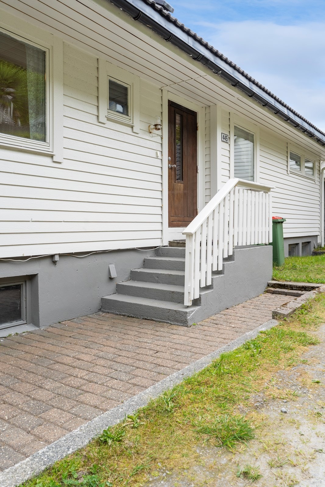 Belegningsstein ved inngangspartiet gjev eit reint og ryddig fyrsteinntrykk. Galleribilde