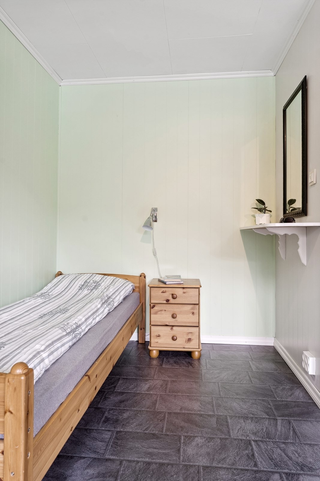 Bustaden har godt med sengeplassar, med to soverom i h.etg og 3 soverom i 2.etg. Galleribilde