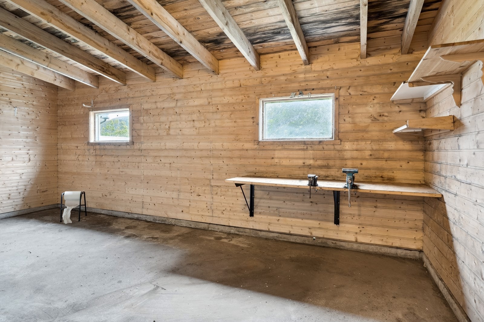 Snikkarboda har tilkomst både innvendig i garasjen og frå biinngang til hagen. Galleribilde