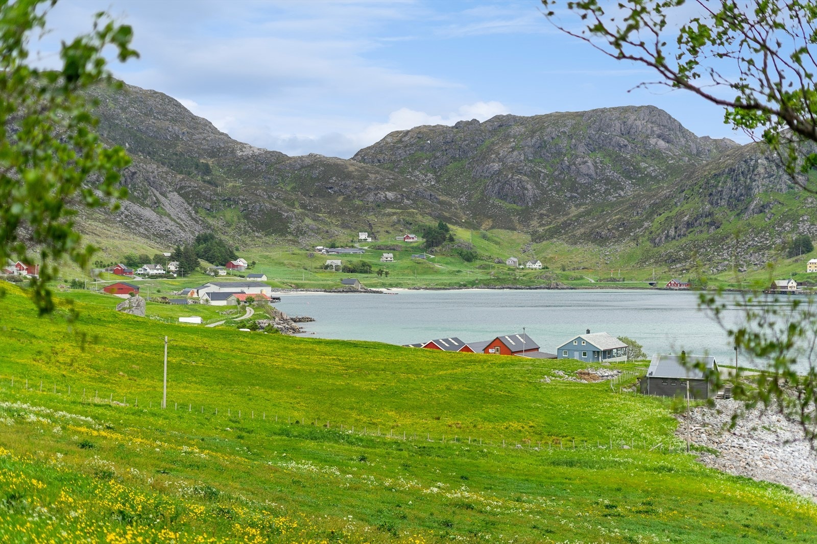 Eigedomen ligg fint til i Honningsvågen, med kort veg til surfeparadisa Ervik (ca. 10 km) og Hoddevik (ca. 30 km). Galleribilde