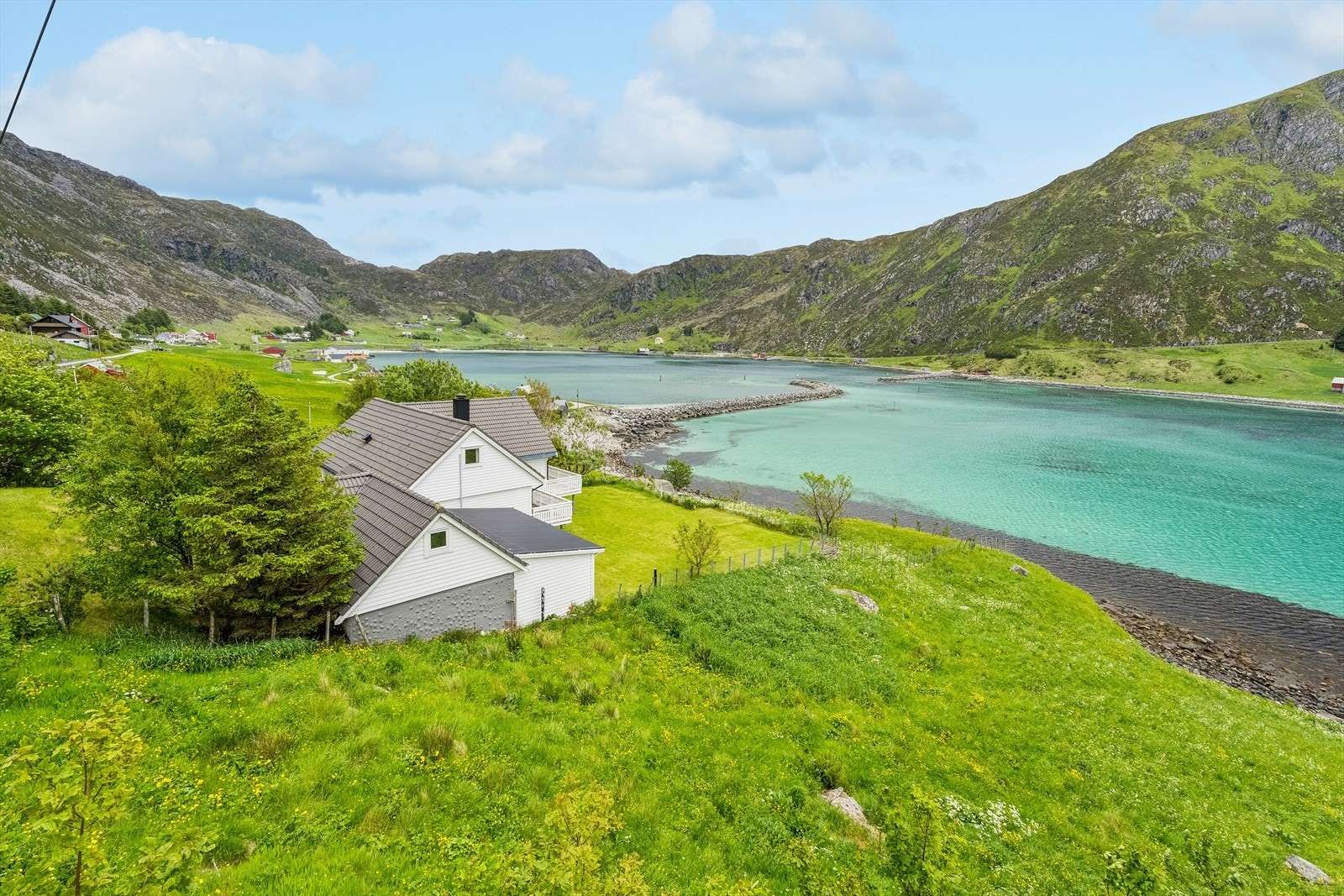 Her finn du ein triveleg einebustad med stor garasje på romsleg tomt, i naturskjønne og rolege omgjevnadar. Galleribilde