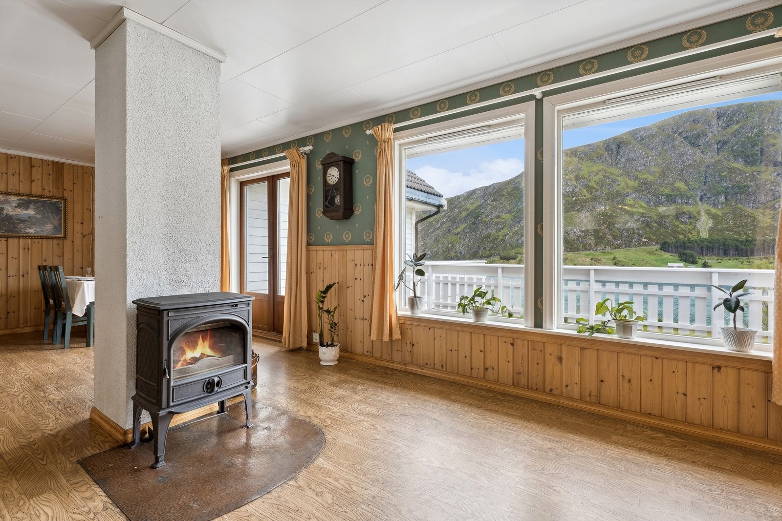 Store vindaugsflater gjev mykje naturleg lys til opphaldsrommet, samt utsyn mot det vakre landskapet utanfor. Galleribilde